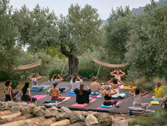 O1 Somebody doing yoga in an unusual place. Hotel, nature, anywhere but a studio