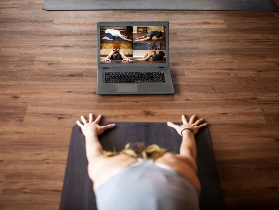 O5 Multiple people attending a yoga class remotely